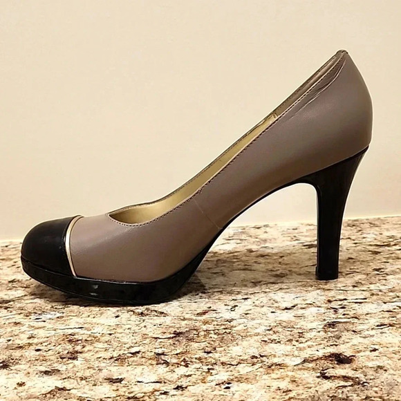 TAHARI tan and black heels, EUC! - Picture 1 of 4